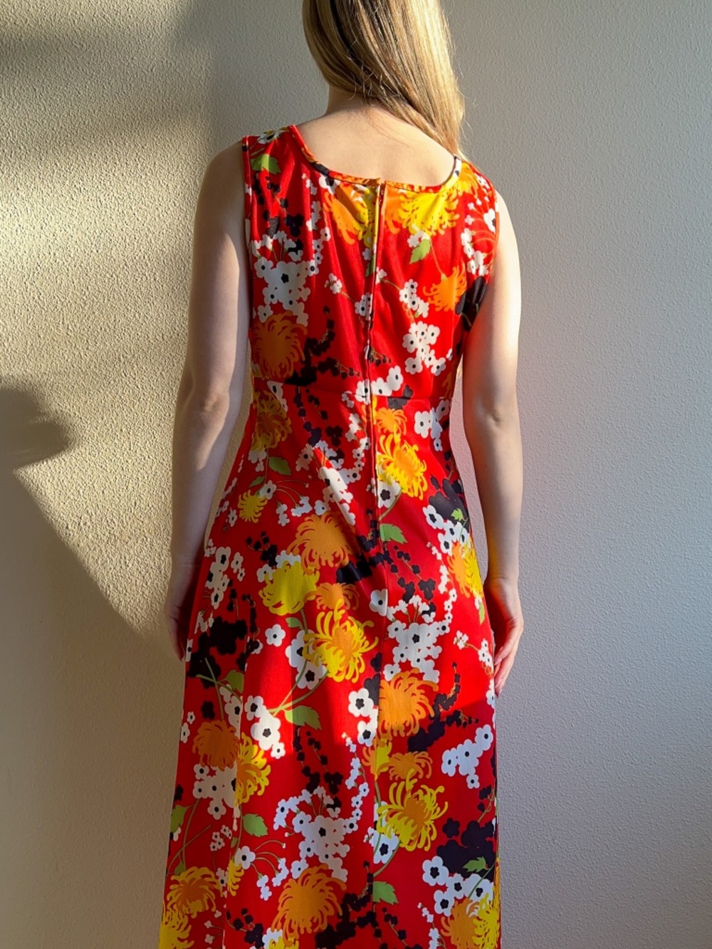 Vibrant Vintage 1960s Red Floral Midi Dress (L) - Picture 4 of 12